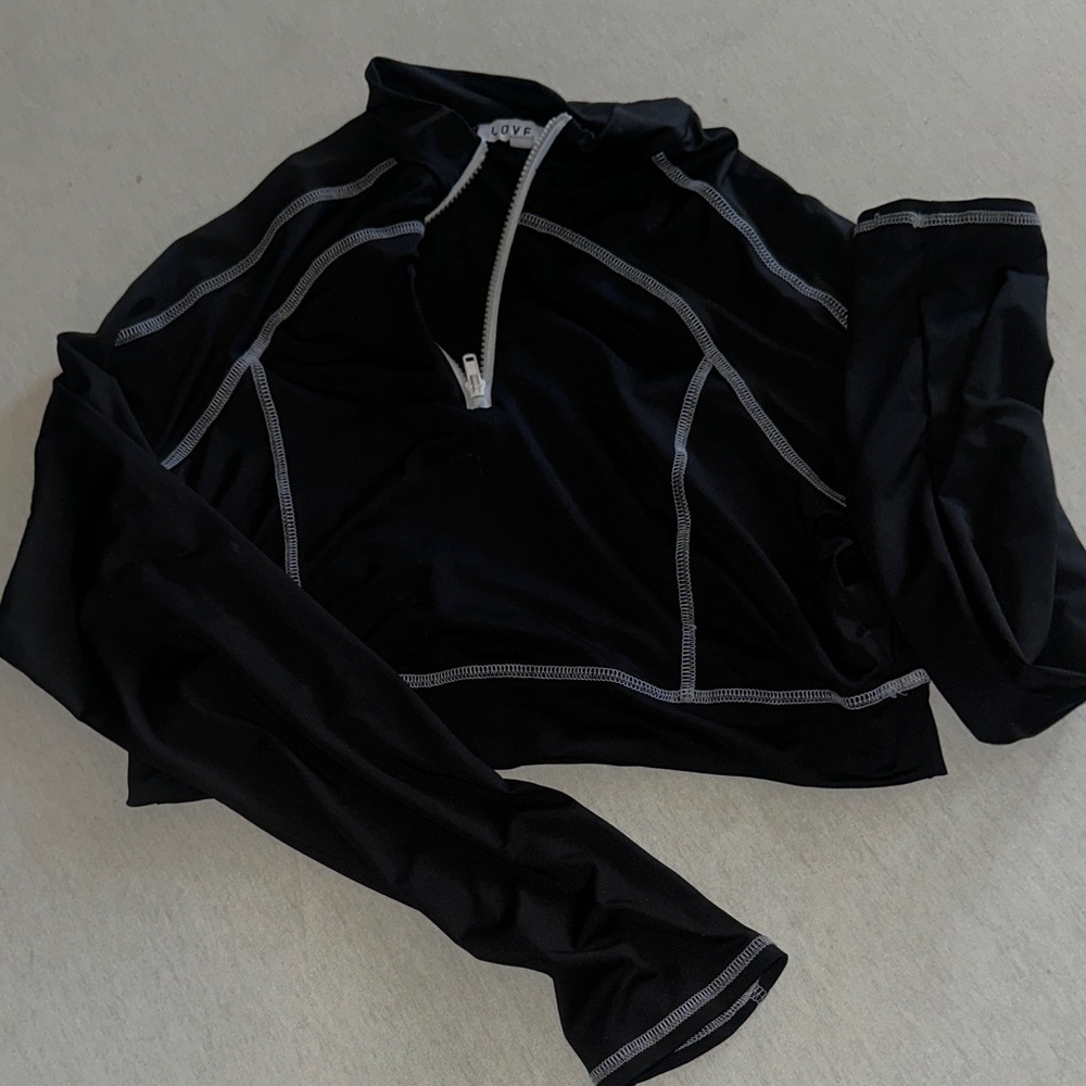 Kids Size XL Love J Black Zip-Up Long Sleeve Crop Top.